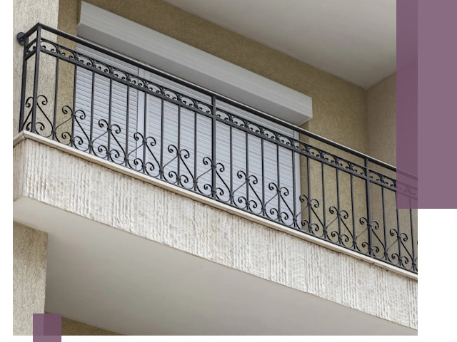 Балконные ограждения из металла и стекла в Ишимбае для домов